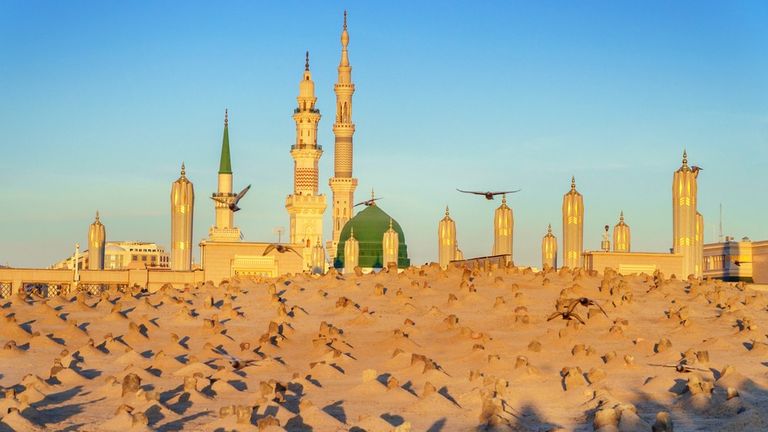 حكم السفر للمدينة بقصد المسجد النبوي وزيارة قبر النبي
